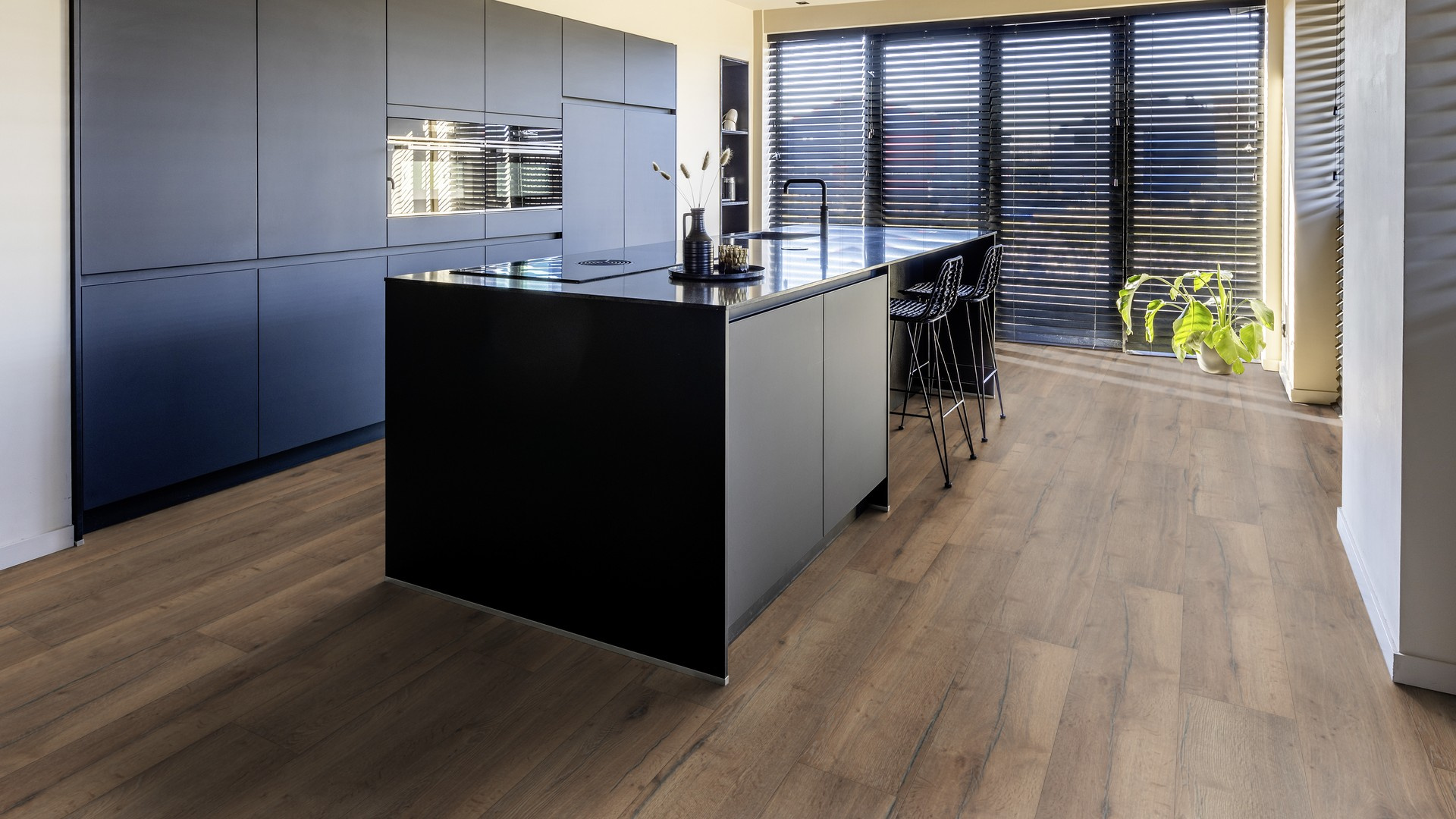 Egger Kingsize vgroef 8mm Valley Eiken Mocca 016